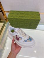 Sneaker di lusso con dettagli colorati e design moderno, ideale per uno stile trendy e raffinato.
