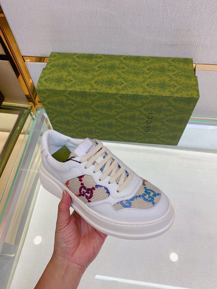 Sneaker di lusso con dettagli colorati e design moderno, ideale per uno stile trendy e raffinato.