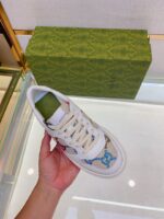 Scarpa sneaker di lusso in mano, scatola elegante in ambiente esclusivo e raffinato.