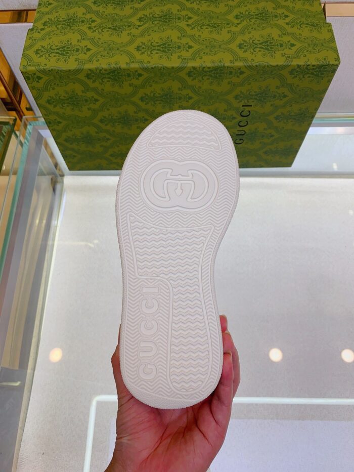 Sneaker Gucci di lusso con suola bianca e logo impresso, elegante e di alta qualità.