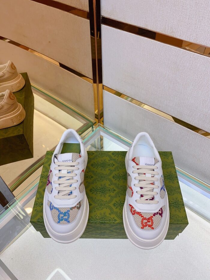 Sneaker bianche con dettagli colorati display in ambiente moderno e raffinato.