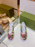 Sneakers colorate e artistiche in boutique di alta moda con packaging elegante.