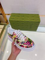 Sneaker colorata e artistica su display elegante, stile unico e fashion statement originale.