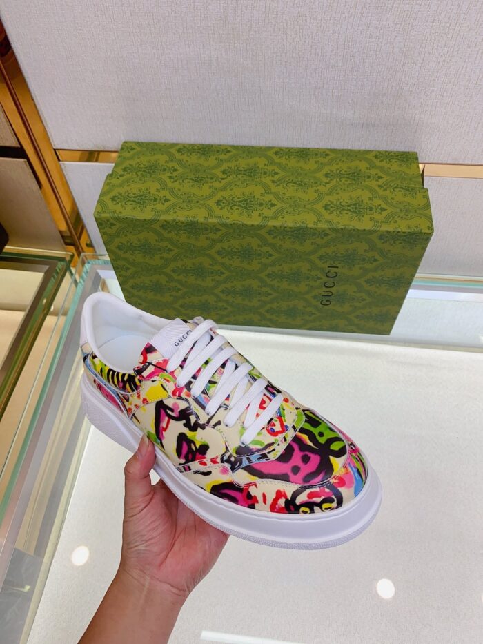 Sneaker colorata e artistica su display elegante, stile unico e fashion statement originale.