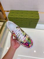 Sneaker colorato e moderno con design vivace, esposta su vetrina elegante in ambiente retail.