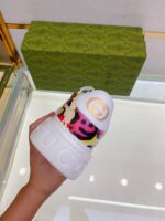 Sneaker di lusso colorata con logo dorato e design creativo, perfetta per uno stile trendy.