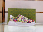 Sneaker Gucci floreale colorata con suola chunky, esposta su vetrina elegante.