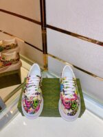 Sneakers colorate in vetrina con riflessi eleganti, design vivace e stile trendy.