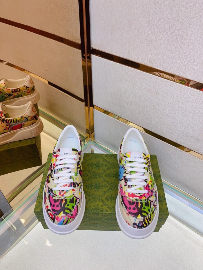 Sneakers colorate in vetrina con riflessi eleganti, design vivace e stile trendy.