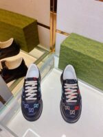 Sneaker di lusso con dettagli colorati in esposizione in negozio elegante.