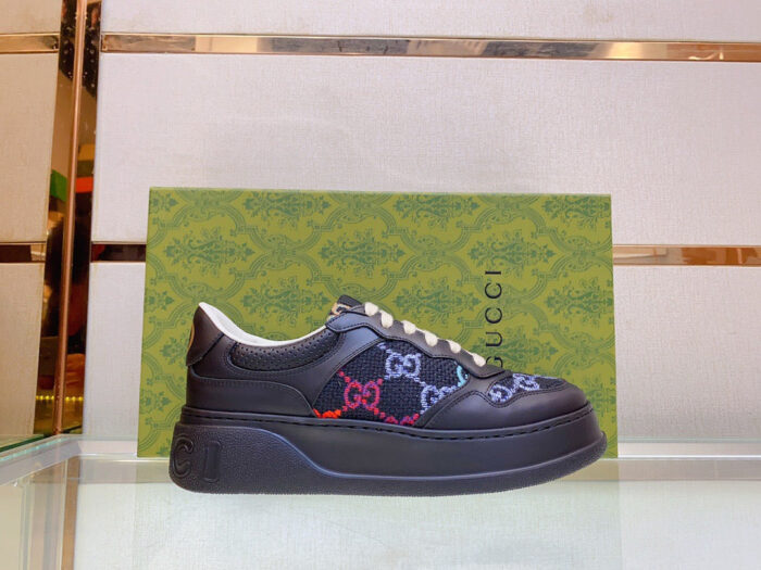 Sneaker Gucci moderna con design colorato, suola platform e dettagli eleganti in stile di lusso.