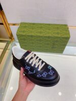 Sneaker di lusso con ricami colorati e design moderno, perfetta per uno stile elegante e casual.