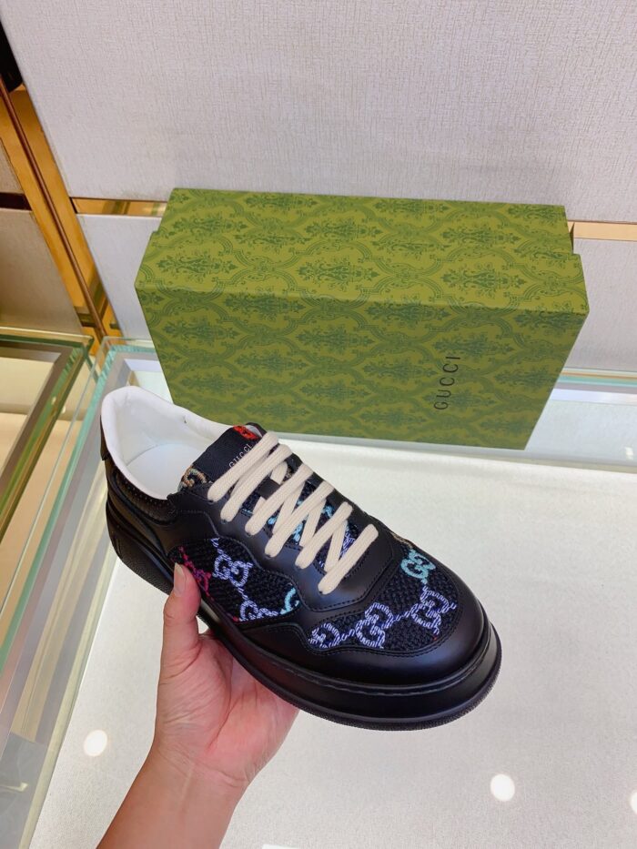 Sneaker di lusso con ricami colorati e design moderno, perfetta per uno stile elegante e casual.