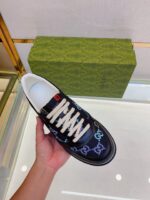 Sneaker di lusso con logo multicolore, design elegante e packaging raffinato, perfetta per ogni occasione.