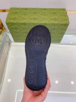 Sola di scarpa Gucci, dettaglio di lusso su sfondo elegante e riflettente.