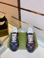 Sneakers di lusso con ricami colorati su supporto Verde in elegante vetrofania.