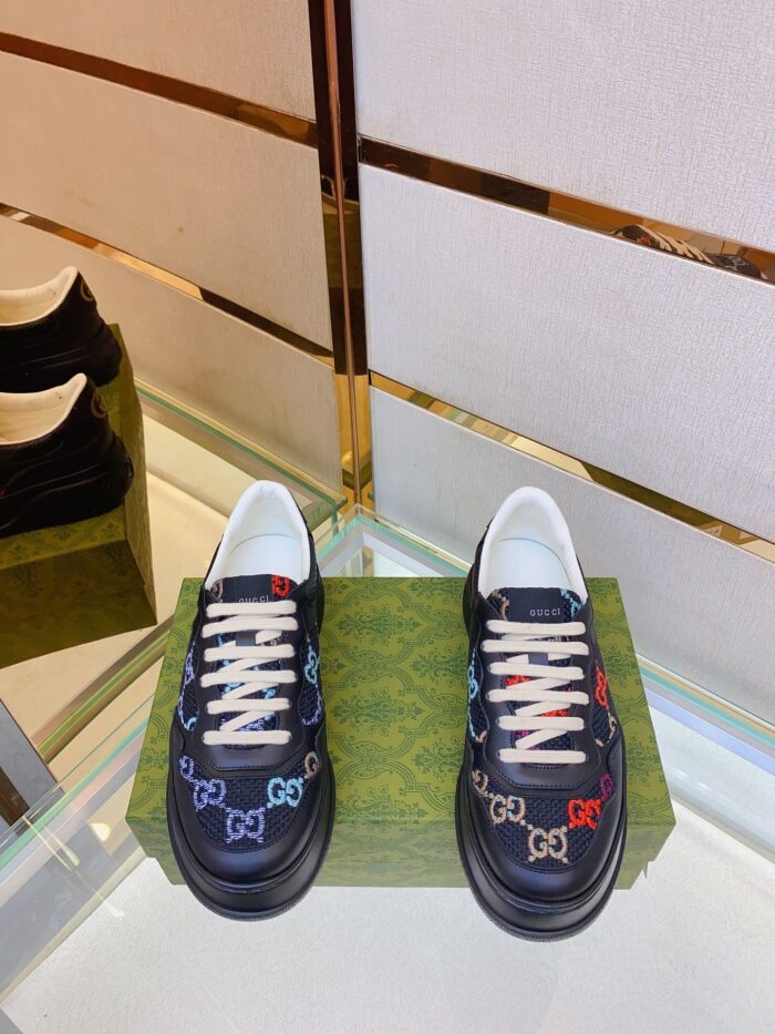 Sneakers di lusso con ricami colorati su supporto Verde in elegante vetrofania.