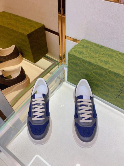 Sneakers di lusso in vetrina con scatole eleganti e design moderno, perfetti per uno stile esclusivo.