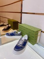 Sneakers di lusso con scatola verde, design moderno e dettagli eleganti su display riflettente
