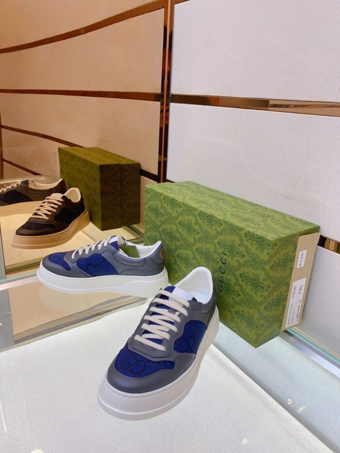 Sneakers di lusso con scatola verde, design moderno e dettagli eleganti su display riflettente