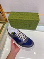 Sneaker moderna in blu e grigio, design elegante e comfort per il casual chic.