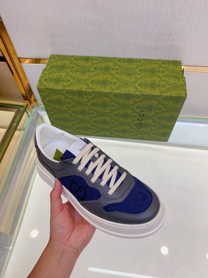Sneaker moderna in blu e grigio, design elegante e comfort per il casual chic.