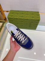 Sneaker di lusso blu e grigia con packaging elegante, design moderno e dettagli sofisticati.