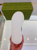 Sole UGG bianco con logo inciso, elegante e di alta qualità, in confezione raffinata.