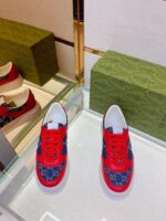Sneaker rosso e blu Luxe, stile moderno, dettagli eleganti, perfette per ogni occasione casual.