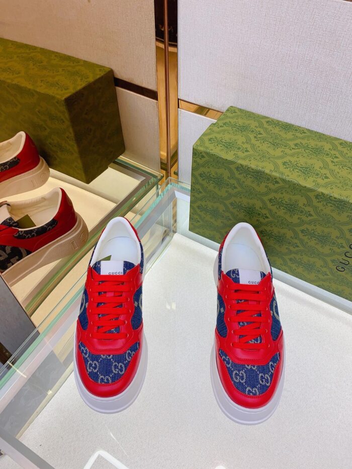 Sneaker rosso e blu Luxe, stile moderno, dettagli eleganti, perfette per ogni occasione casual.