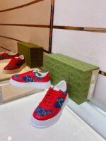 Scarpe sportive di lusso rosso e blu in esposizione moderna con dettagli eleganti.