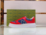 Sneaker Gucci blu e rossa con suola bianca, stile moderno e lussuoso.