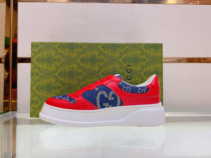 Sneaker Gucci blu e rossa con suola bianca, stile moderno e lussuoso.