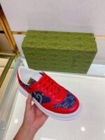 Sneaker di lusso rossa e blu con suola chunky, ideale per stile casual e moda urbana.