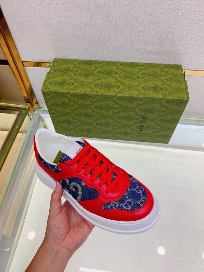 Sneaker di lusso rossa e blu con suola chunky, ideale per stile casual e moda urbana.