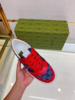 Sneakers di lusso rosse e blu con dettagli Gucci e confezione elegante.