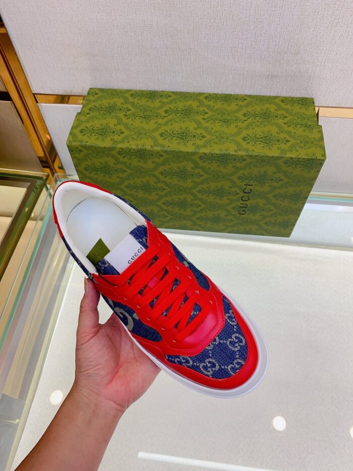 Sneakers di lusso rosse e blu con dettagli Gucci e confezione elegante.