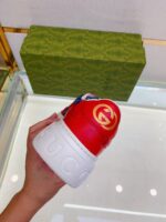 Sneaker Gucci rossa e bianca con logo iconico e packaging di lusso.