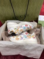 Sneakers Gucci colorate e giocose in scatola di lusso con logo iconico.