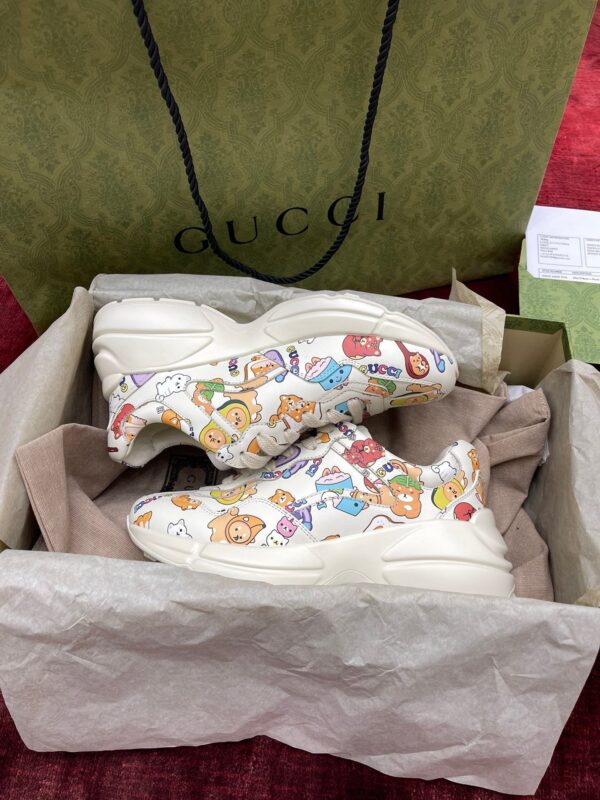 Sneakers Gucci colorate e giocose in scatola di lusso con logo iconico.