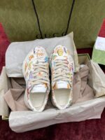 Sneaker di lusso con design artistico e dettagli creativi, presentate in unelegante confezione premium.