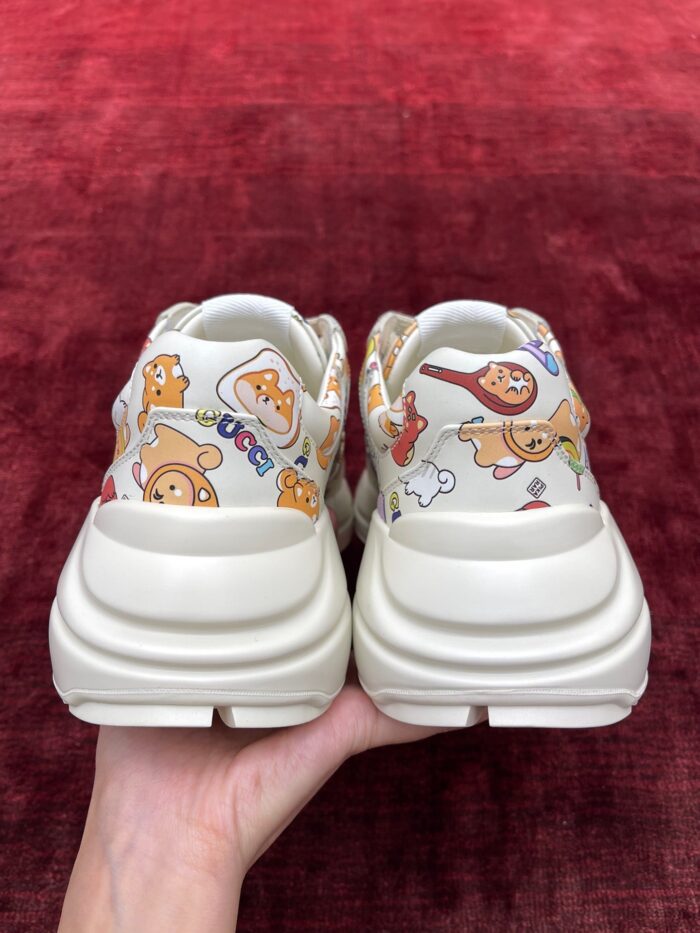 Sneakers colorate con design giocoso, stile casual e comfort moderno, perfette per giovani e modelli unici.