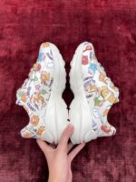 Sneakers colorate con design giocoso e cartoon, stile chunky e look moderno per outfit casual.