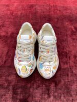 Scarpe colorate con disegni di cartoni animati e personaggi fantasy, stile giocoso e vivace.