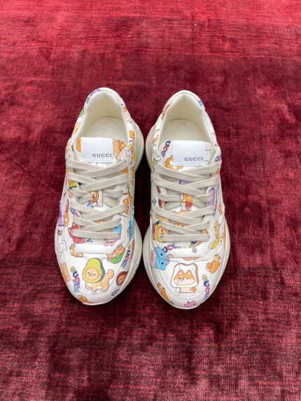 Scarpe colorate con disegni di cartoni animati e personaggi fantasy, stile giocoso e vivace.