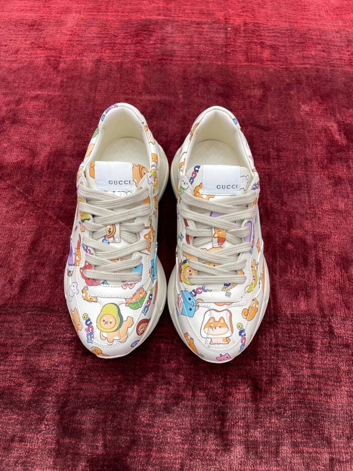 Scarpe colorate con disegni di cartoni animati e personaggi fantasy, stile giocoso e vivace.