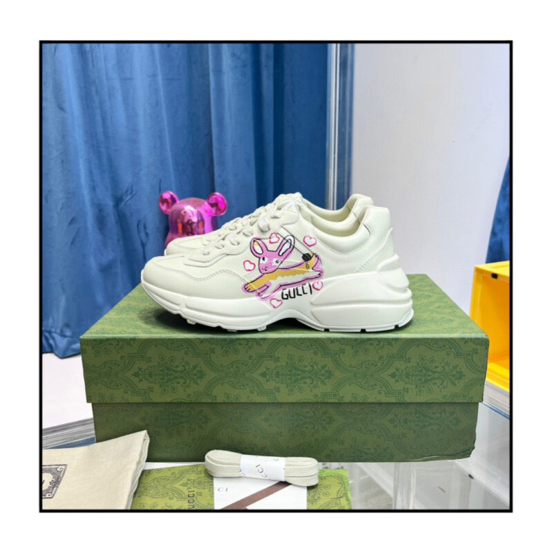 Sneaker bianca con grafica divertente su scatola verde elegante, stile moderno e casual.