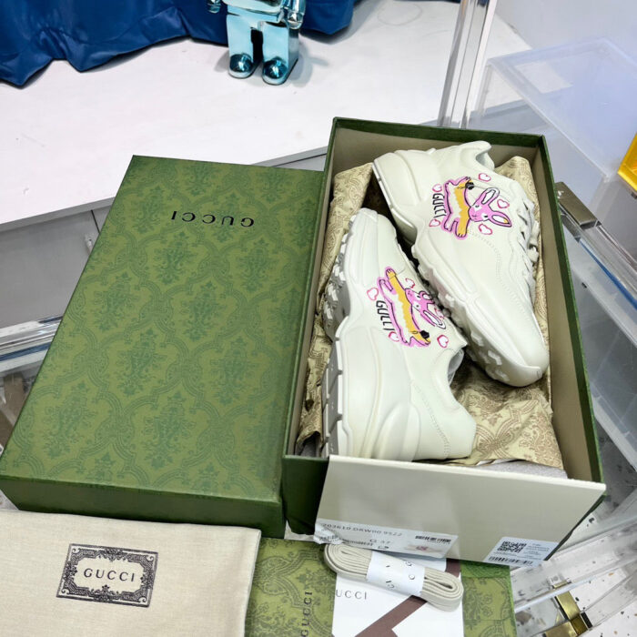 Sneakers Gucci limited edition con dettagli colorati, elegante scatola e accessori esclusivi.