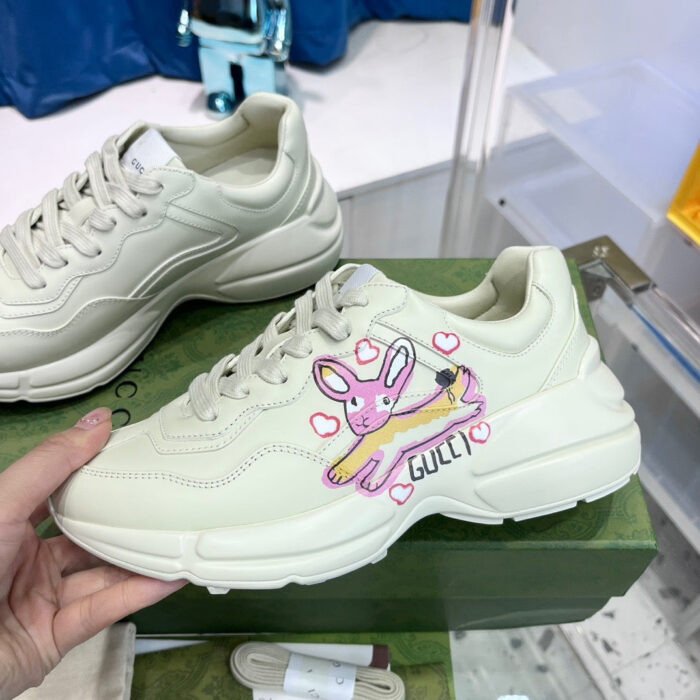 Sneaker trendy con disegno di coniglio e cuori colorati in off-white, stile chunky e stiloso.