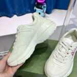 Sneakers bianche moderne e chic in esposizione elegante con sfondo blu vibrante.